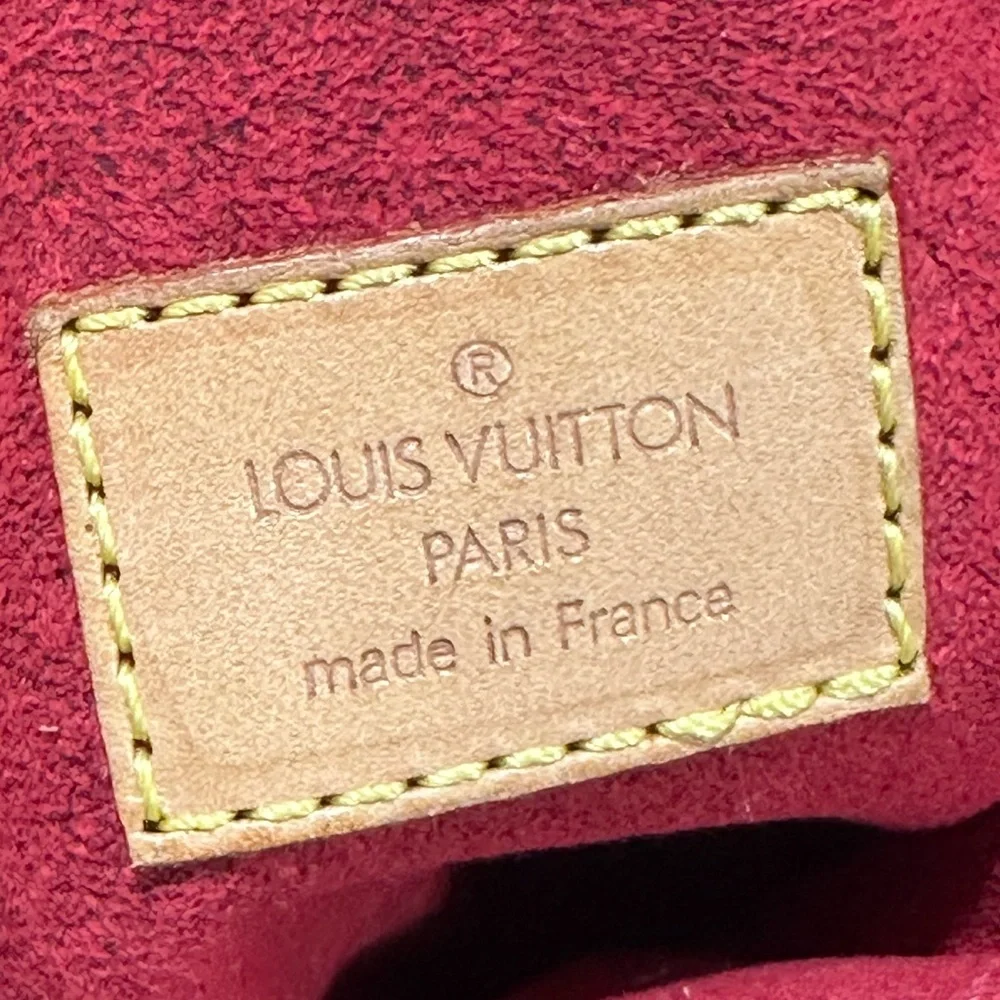 Louis Vuitton elegant shoulder